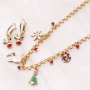 Vrolijke kerstsieraden met gouden en zilveren kerst bedels