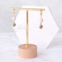 Armbanden en oorbellen met een botanisch kleurenpallet en gouden details