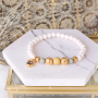 Armbanden en oorbellen met een botanisch kleurenpallet en gouden details