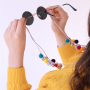 Sunny days! DIY zonnebrillenkoorden met kauri schelpen, pompoms, macram&eacute; en meer!