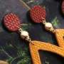 Maak dit zelf: statement oorbellen met imi leer hangers