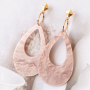 Moderne statement oorbellen met resin hangers