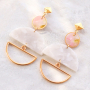Moderne statement oorbellen met resin hangers