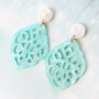 Moderne statement oorbellen met resin hangers