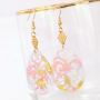 Moderne statement oorbellen met resin hangers