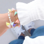 Vrolijke enkelbandjes, armbandjes en zonnebrilkoord met kwastjes voor de zomer