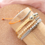 Armbanden en oorbellen met goud- en zilverkleurige onderdelen van stainless steel