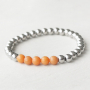 Armbanden en oorbellen met goud- en zilverkleurige onderdelen van stainless steel