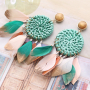 Festival sieraden inspiratie met veertjes en kleurrijke rotan hangers