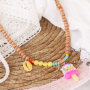 Een vrolijke sieraden set met letterkralen, fimo bedels, houten kralen en Katsuki kralen
