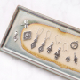 Sleutelhangers en sieraden van DQ metaal met een zomerse look 