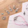Sleutelhangers en sieraden van DQ metaal met een zomerse look 