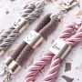 Sleutelhangers en sieraden van DQ metaal met een zomerse look 