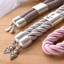 Sleutelhangers en sieraden van DQ metaal met een zomerse look 