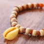 All natural! Zo maak je het perfecte armbandje met houten kralen