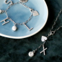 Nieuwe trendy metalen initial bedels met strass & sieradenkaartjes!