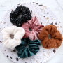 Cadeau-inspiratie met de nieuwe Cuoio sleutelhangers en scrunchies