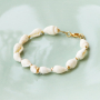 Met macram&eacute; draad, zoetwaterparels en schelpkralen kun je deze zomerse items maken:
