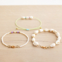 Met macram&eacute; draad, zoetwaterparels en schelpkralen kun je deze zomerse items maken: