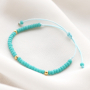 Met macram&eacute; draad, zoetwaterparels en schelpkralen kun je deze zomerse items maken: