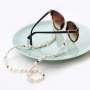 Met macram&eacute; draad, zoetwaterparels en schelpkralen kun je deze zomerse items maken: