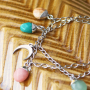 Get inspired: met natuursteen hangers kun je deze oorbellen maken