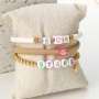  Deze toffe zomerse armbanden kun je maken met letterkralen en zodiac kralen: 