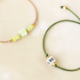  Deze toffe zomerse armbanden kun je maken met letterkralen en zodiac kralen: 