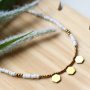Deze trendy sieraden kun je maken met rocailles en stainless steel bedels: