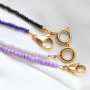 Deze trendy sieraden kun je maken met rocailles en stainless steel bedels: