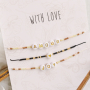 Trendy armbanden van macram&eacute; draad met Miyuki kralen en letterkralen