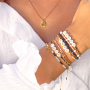 Trendy armbanden van macram&eacute; draad met Miyuki kralen en letterkralen