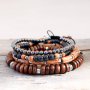Zie hier hoe je zelf deze stoere armbanden kunt maken met houten kralen: 