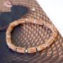 Zie hier hoe je zelf deze stoere armbanden kunt maken met houten kralen: 