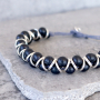 Zie hier hoe je zelf deze stoere armbanden kunt maken met houten kralen: 
