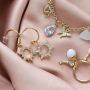 Trendy oorbellen en armbanden met zirkonia bedels en tussenstukken: