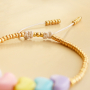 Laat je inspireren en maak vrolijke trendy sieraden met letterkralen: