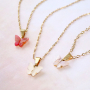 Bekijk hier hoe je zelf trendy sieraden maakt met de resin vlinder bedels