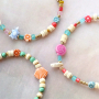 Lees hier hoe je vrolijke armbandjes maakt met de sealife en bloem acryl kralen 