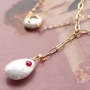 Ga aan de slag en maak trendy sieraden met de schelp pearl shine items in combinatie met de zirkonia brass elements. 
