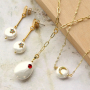 Ga aan de slag en maak trendy sieraden met de schelp pearl shine items in combinatie met de zirkonia brass elements. 