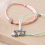 Maak kleurrijke armbandjes met satijn draad en stainless steel tussenstukken 