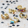 Bekijk hier hoe je ear cuffs op de leukste manieren kunt combineren 