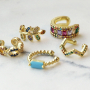 Bekijk hier hoe je ear cuffs op de leukste manieren kunt combineren 