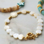 Stijlvolle maar ook speelse sieraden met schelpkralen maak je zo: