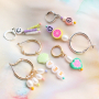 Ontwerp modieuze sieraden met diverse acryl kralen en de DQ metalen rainbow nietstiften 