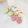 Ga aan de slag met deze trendy plexx en DQ metalen smiley bedels