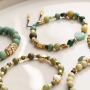 Trendy sieraden inspiratie met acryl kralen in prachtige kleuren