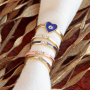 Combineer deze kleurrijke ringen en oorbellen met handgemaakte sieraden