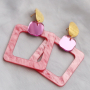 Get creative met statement hangers